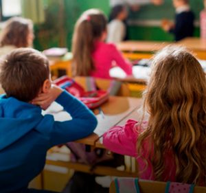 niños estudiando